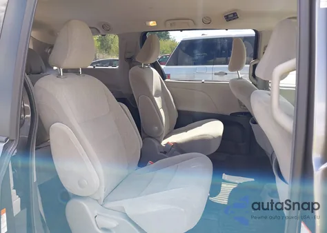 2018 Toyota Sienna Le 7 Passenger z USA, uszkodzony, nr VIN 5TDJZ3DC6JS197285